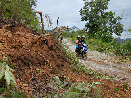Mưa lớn gây sạt lở nhiều điểm trên Quốc lộ 279 (Ảnh: TTXVN/www.nld.com.vn)