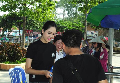 Á hậu Việt Nam 2012 Hoàng Anh phát tờ rơi kêu gọi bảo vệ loài gấu cho du khách tại Hạ Long