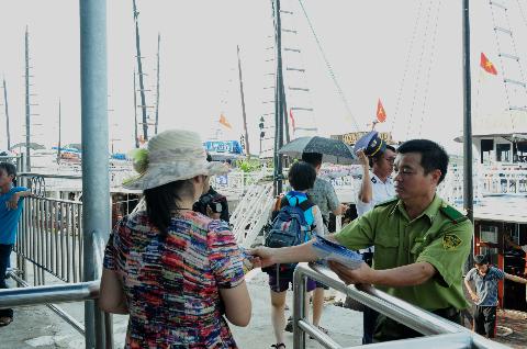 Cán bộ Chi cục Kiểm lâm Quảng Ninh phát tờ rơi cho du khách