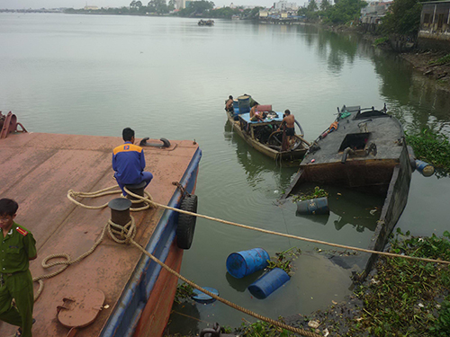 “Cát tặc” nhấn chìm ghe khi bị lực lượng chức năng kiểm tra (Ảnh: Xuân Hoàng/www.nld.com.vn)