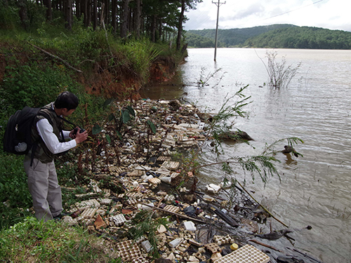 Rác ngập hồ Đan Kia (Ảnh: Sơn Tùng)