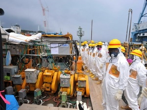 Quan chức địa phương và các chuyên gia hạt nhân thanh sát tại công trình ngăn nước nhiễm xạ ra biển tại Okuma, quận Fukushima (Nguồn: AFP)