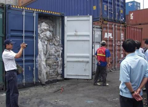 Cơ quan chức năng kiểm tra container chứa rác thải công nghiệp (Ảnh: Báo Tin tức)  