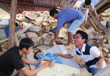 Nhà cửa của người dân bị sập đổ sau động đất và rất nhiều người chết, mắc kẹt trong đống đổ nát theo giả định (Ảnh: Lê Phi)