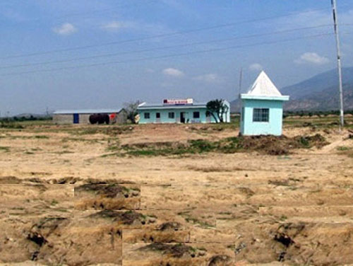 Dự án KCN Du Long sau hơn 5 năm xây dựng vẫn chỉ có vài căn nhà trơ trọi (Ảnh: Lê Trường/www.nld.com.vn)