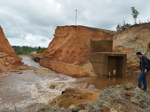 Phong trào làm thủy điện đã gây ra những hậu quả nặng nề. Trong ảnh: Đập Nhà máy Thủy điện Ia Krêl 2 (huyện Đức Cơ, tỉnh Gia Lai) vỡ toang hồi tháng 6-2013, xóa sổ nhiều diện tích cây trồng của người dân. Ảnh: CAO NGUYÊN