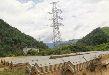 Dự án thủy điện sông Nam - sông Bắc chỉ mới làm được 10 trụ điện, vật liệu vứt ngổn ngang giữa rừng núi. Ảnh: LÊ PHI