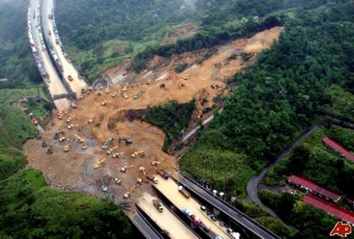 Một vụ lở đất hồi tháng 4/2010 đã cắt đôi đường cao tốc từ Đài Bắc đi Cơ Long khiến giao thông trên tuyến đường này hoàn toàn bị ngưng trệ
