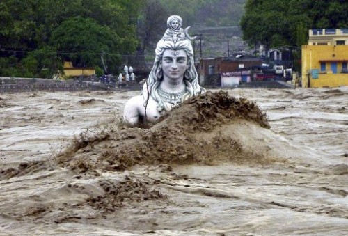 Tượng thần Shiva chống chọi với nước lũ trên sông Hằng tại bang Uttarakhand, Ấn Độ hồi tháng 6 năm nay (Ảnh: AP)