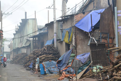 Một cơ sở ép gỗ gây ô nhiễm tại phường Đông Hưng Thuận, quận 12, TP Hồ Chí Minh (Ảnh: Hồng Giang/ QĐND)