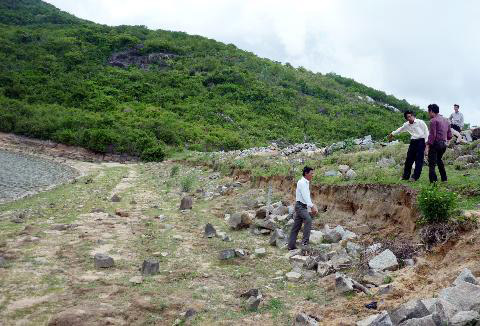 Hồ Núi Miếu, xã Mỹ Lợi bị hư hỏng nặng (Ảnh: Vũ Đình Thung/ Nông nghiệp Việt Nam)