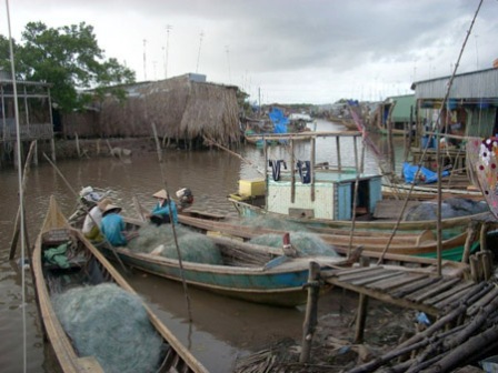 Ngư dân nghèo đang chuẩn bị lưới đi khai thác ở bãi bồi (Ảnh: Hải Đăng/ Dân việt)