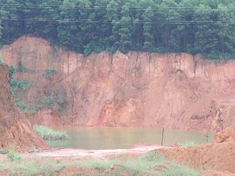 Bãi thải rửa đất để khai thác quặng thiếc sa khoáng tại Bắc Lũng (Ảnh: Âu Vượng/Nông nghiệp Việt Nam)