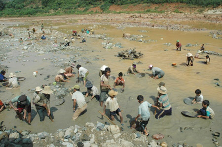 Sông, suối ở tỉnh Kon Tum đục ngầu do khai thác vàng sa khoáng. (Ảnh: Trung Đức/Đại đoàn kết)
