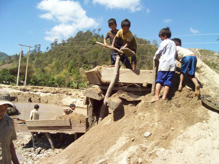 Trẻ em cũng tham gia vào "đội quân" khai thác vàng sa khoáng trái phép ở xã Đắk Pét, huyện Đắk Glei, Kon Tum. (Ảnh: Trung Đức/Đại đoàn kết) 