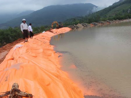 Hồ Hóc Mít ở huyện Mộ Đức, tỉnh Quảng Ngãi đang có nguy cơ vỡ đập vì thân đập được làm bằng đất. Ảnh: TỬ TRỰC