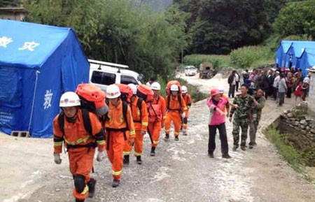 Lực lượng cứu hộ triển khai công tác cứu nạn (Ảnh: THX/Chinhphu.vn)