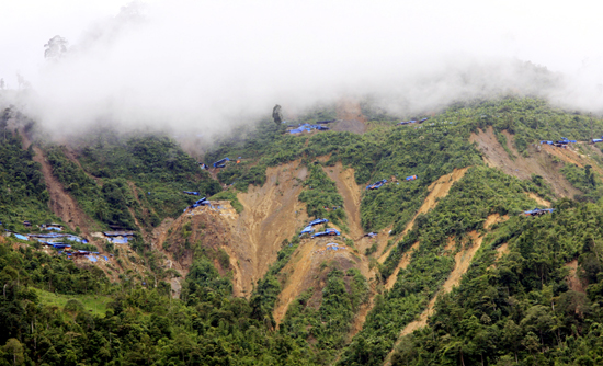Toàn cảnh hiện trường vụ sạt lở núi ở khu vực bãi vàng rừng Vầu (Ảnh: Báo Lào Cai)