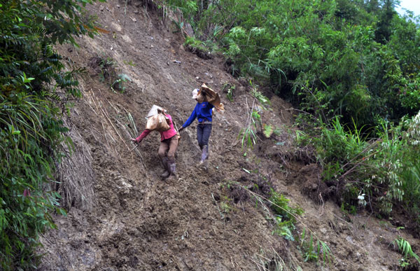 Những người tiếp phẩm ở bãi vàng rừng Vầu đang xuống núi sau vụ sạt lở đất  (Ảnh: Báo Lào Cai) 