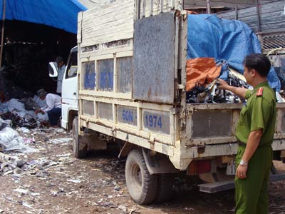 Một xe tải chở chất thải nguy hại chở đến nơi không đúng quy định bị lực lượng chức năng bắt giữ (Ảnh internet/Báo Hải Quan)