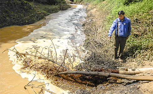 Đường ống bí mật xả nước thải chưa qua xử lý ra suối Rạch Bé (Ảnh: Công an TP. HCM)
