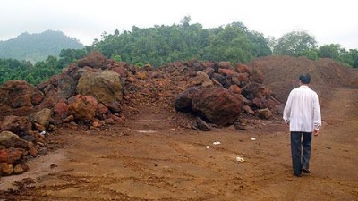 “Quặng tặc” khai thác trái phép 2.700 tấn quặng sắt tại xã Nghĩa Tá, huyện Chợ Đồn (Ảnh: Thế Bình/Nhân Dân)