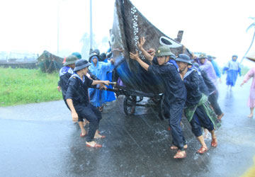 Đưa tàu của ngư dân vào âu thuyền Thọ Quang để trú bão số 8 (Ảnh chụp ngày 18/9; nguồn: Lê Phi/Pháp luật TP. HCM) 