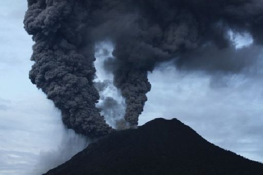 Núi lửa Sinabung phun trào năm 2010 (Ảnh: AFP/www.phunuonline.com.vn) 