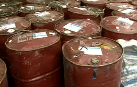 Các thùng chứa hóa chất của Công ty CP Nicotex Thanh Thái (Ảnh: Dân Việt) 