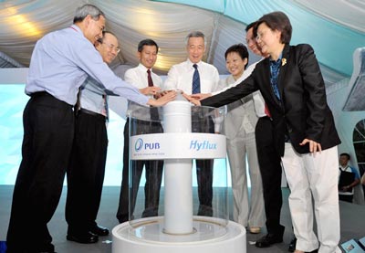 Thủ tướng Singapore Lý Hiển Long (giữa) khánh thành nhà máy (Ảnh: Sài Gòn Giải Phóng)