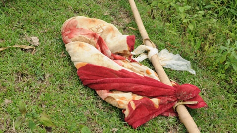 Cáng khiêng nạn nhân còn vứt lại (Ảnh: Vietnamnet)