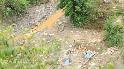 Lều lán bị trôi xuống khe núi (Ảnh: Vietnamnet)