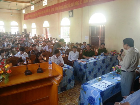 Hàng trăm người dân xã Yên Lâm đã đến hội trường xã để phản ánh vụ việc Nicotex với đoàn ĐBQH tỉnh Thanh Hóa vào ngày 21.9 (Ảnh: Dân Việt)