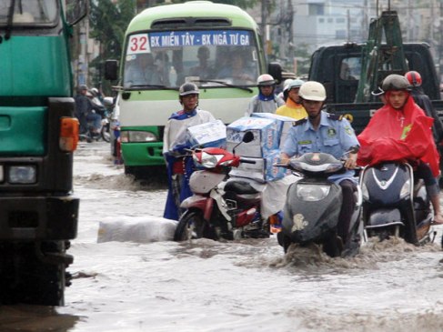 Người dân TP.HCM luôn đối diện với nỗi lo ngập nước khi trời mưa (Ảnh: An Nhơn/sgtt.vn)
