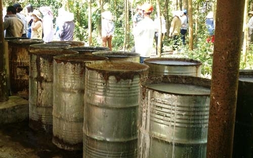 Rất nhiều thung phuy chứa hóa chất độc hại tìm thấy trong khuôn viên công ty Nicotex Thành Thái (Ảnh: T.Minh/NLĐ)