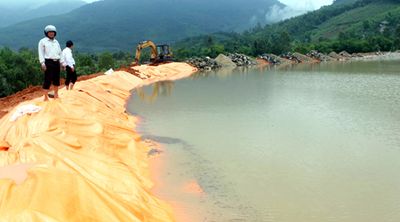 Hồ Hóc Mít (Quảng Ngãi) đang được gia cố để tránh vỡ đập. (Ảnh: KT)
