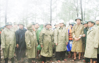Phó Thủ tướng Hoàng Trung Hải kiểm tra và chỉ đạo công tác phòng chống bão số 10 tại các địa bàn xung yếu ven biển Thừa Thiên-Huế (Ảnh: Văn Thắng/Sài Gòn Giải Phóng)