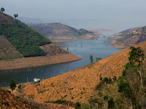 Nhiều diện tích rừng ở khu vực hồ thủy điện Buôn Tua Srah (tỉnh Đắk Lắk) đã bị phá tan nát (Ảnh: Cao Nguyên/Nld.com.vn)