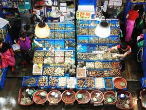 Một khu chợ bán đồ hải sản tại Seoul, Hàn Quốc. (Nguồn: AP/TTXVN)