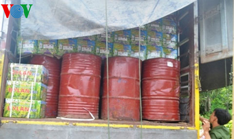 Chiếc xe chở hàng trong đó có nhiều thùng nghi là chất thải đang được vận chuyển ra khỏi Công ty bị người dân chặn lại