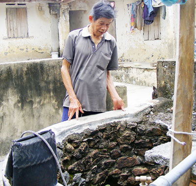 Ông Nguyễn Văn Truyền (xóm Vũ Kỳ, xã Đồng Thành) bắt đầu được dùng nước sạch thay thế nước giếng nhiễm thuốc BVTV.