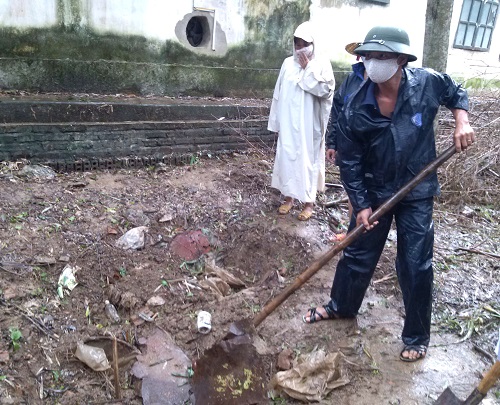 Người dân đào tìm tại một điểm chôn các thùng phuy chứa thuốc sâu hết hạn sử dụng ở Công ty Thanh Thái. Ảnh: Trịnh Duy Hưng - TTXVN