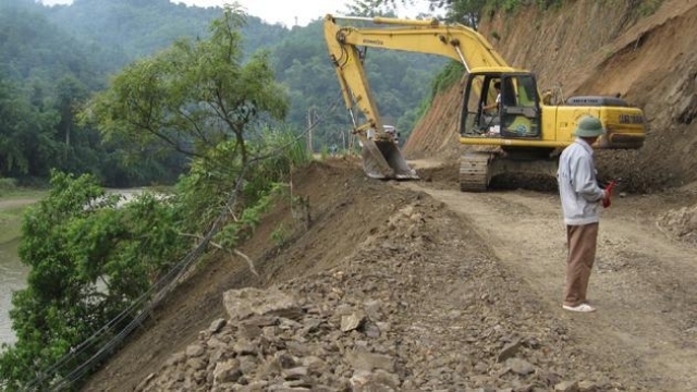 Đất, đá trong quá trình thi công đường 257 từ thị xã Bắc Cạn vào huyện Chợ Đồn đều đổ xuống sông Cầu