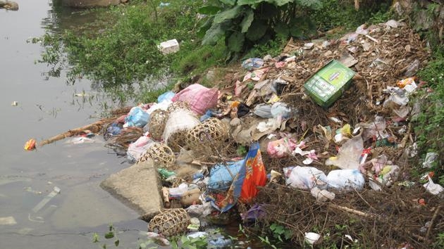 Sông cầu tại thị xã Bắc Cạn trở thành nơi chứa rác thải