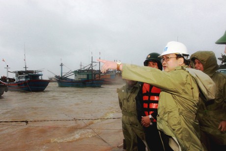Phó Thủ tướng Hoàng Trung Hải thị sát việc neo đậu tàu thuyền, di dời lồng bè ven biển huyện Gio Linh, Quảng Trị (Ảnh: VGP/Nguyên Linh)