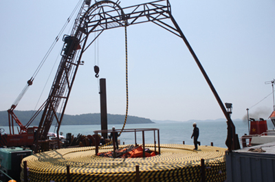 Thi công gói thầu cáp ngầm xuyên biển (Ảnh: quangninh.gov.vn)