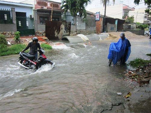 Nhiều nơi ở TP Nha Trang bị ngập úng, ô nhiễm mỗi khi trời mưa (Ảnh: www.nld.com.vn)