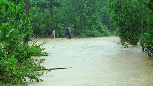 Nước lũ chia cắt các xã tại huyện miền núi Phước Sơn, Quảng Nam (Ảnh: Thanh niên/VOV Online)