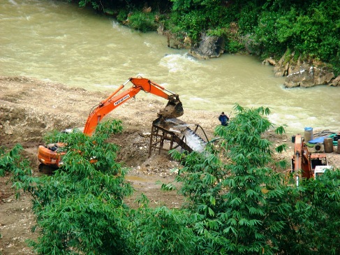 Sông Năng bị đào xới tan hoang để khai thác vàng (Ảnh: Hoàng Chiên)