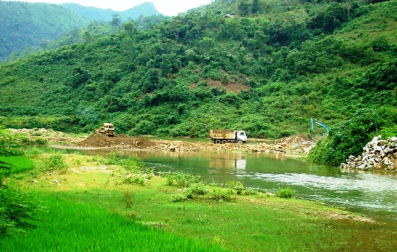 Hoạt động khai thác vàng của Công ty Nguyên Phát ở gần khu vực giáp ranh giữa Bắc Kạn và Cao Bằng (Ảnh: Hoàng Chiên)
